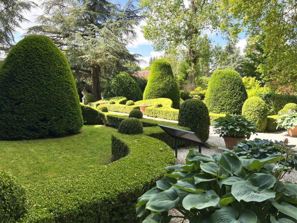 Topiaires du jardin remarquable de Boutemont en Normandie