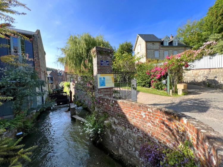 Veules-les-Roses : balade au fil de l&rsquo;eau dans le plus petit fleuve de France